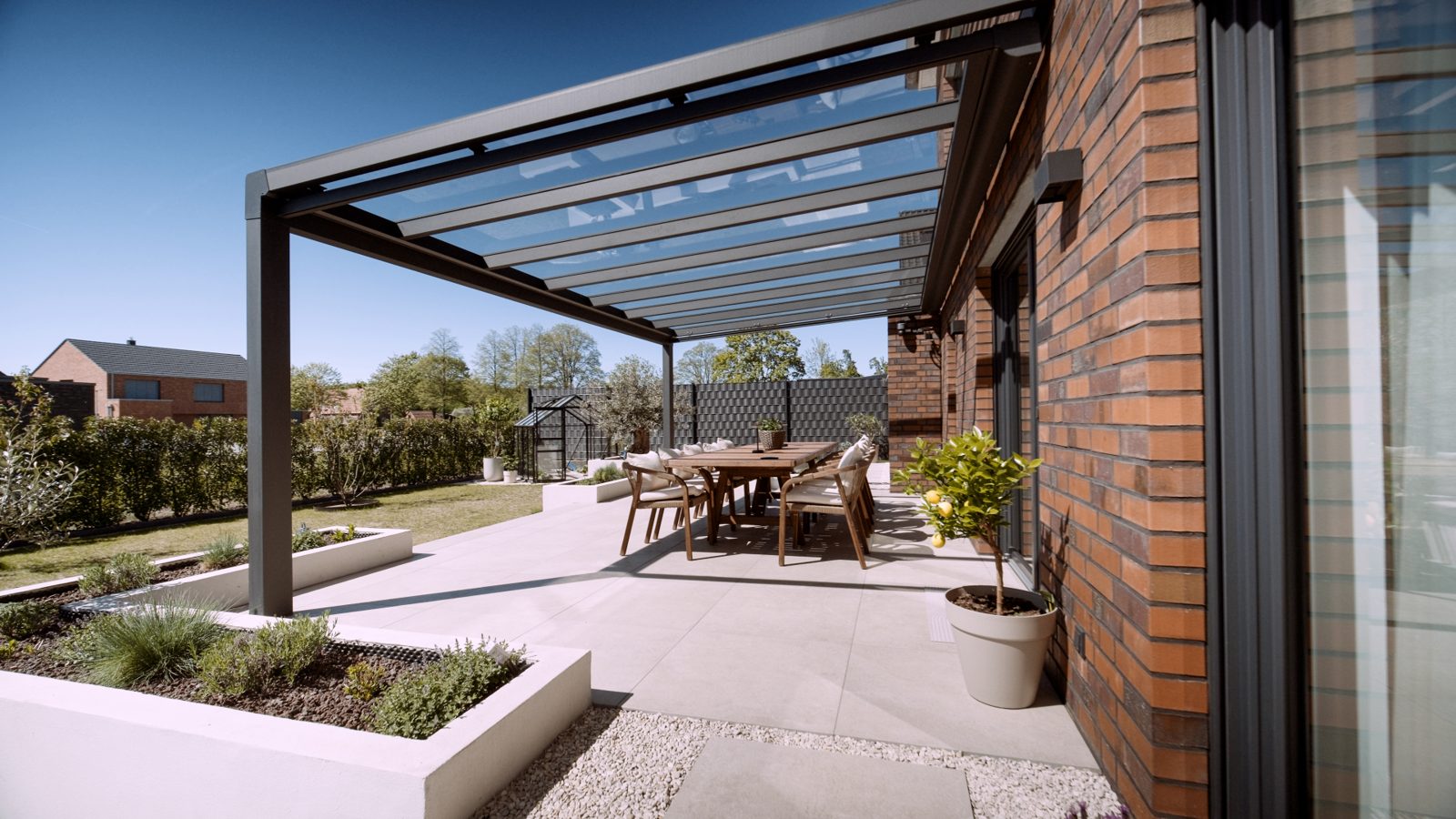 Moderne Terrassenüberdachung mit anthrazitfarbenem Aluminiumrahmen